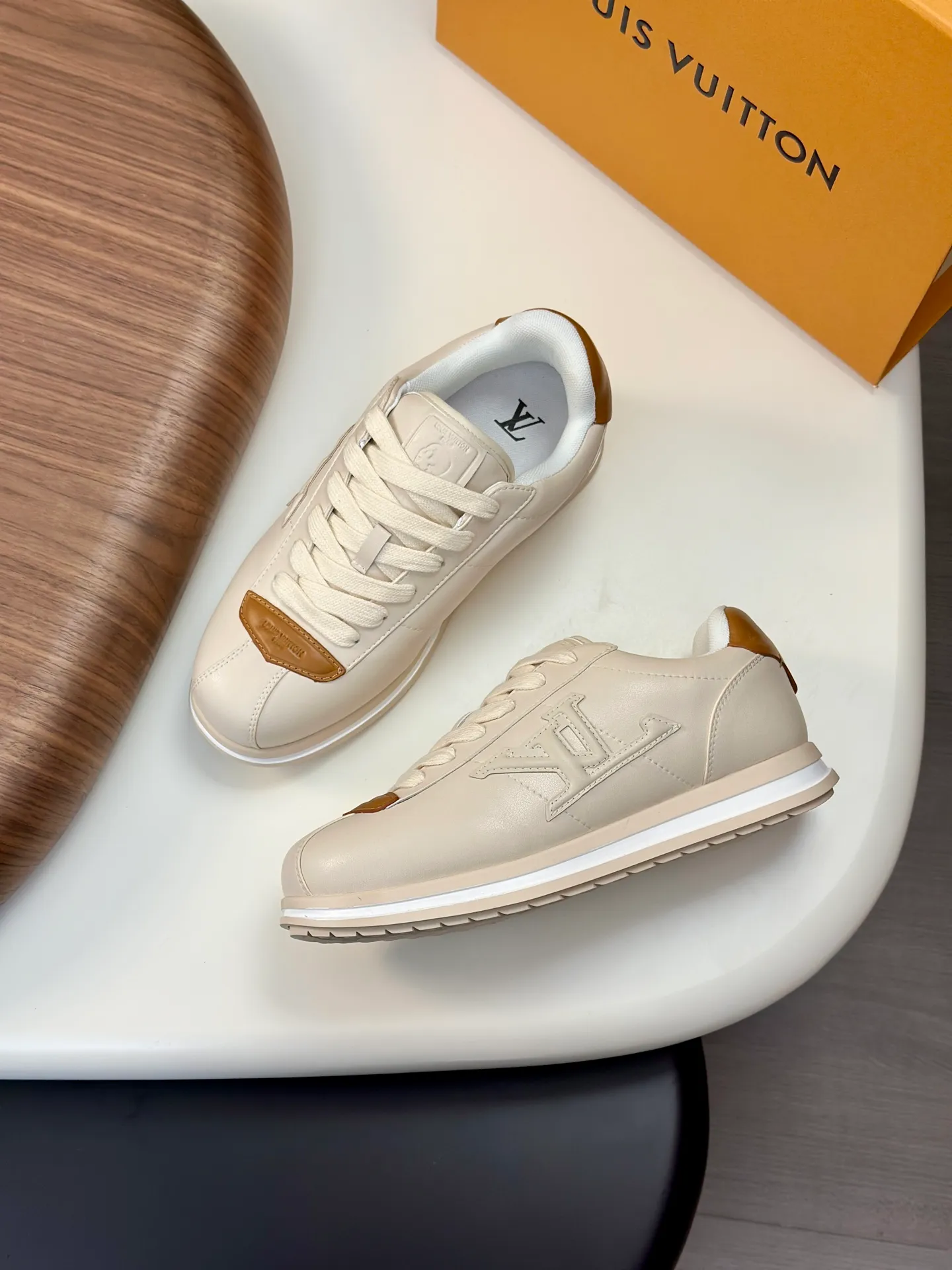 Factory direct sale ¥700💰Full set of packaging💰Top version LV-Louis Vuitton-Classic catwalk new style 1:1 developed replica of the original version! ! The upper foot is very comfortable. It is made of luxurious materials and fine workmanship. The midsole is printed with English letters "Made in Europe". The upper is made of calfskin imported from Italy. The side is decorated with the brand's LOGO and signature. The latest latex foot pads and mesh lining make the foot feel super comfortable. The original two-color TPU combination outsole is specially provided by the original factory. Bag technology Goodyear stitched edges Fabric: Exclusive custom first-layer cowhide Accessories: Exclusive private model Vuitton logo, lining: Customized silk mesh lining - first-layer silk cowhide lining Outsole: TPU combination outsole wear-resistant, non-slip and anti-yellowing Foot pads: new latex pads-mesh sweat-absorbent Counter technology: fully computerized sewing machine wire drawing Toe box back cover Hot and cold shaping Full set of pull-top last with medium and low logo pattern Counter packaging - Shoelaces, certificates, cards, instructions, certificates of quality, dust bags, the most comprehensive packaging on the Internet, men's size 339-44 (38/45 custom-made, non-refundable!